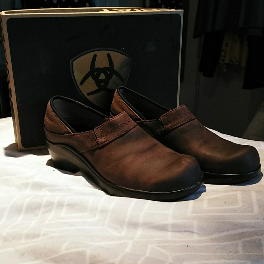NWT Ariat clogs